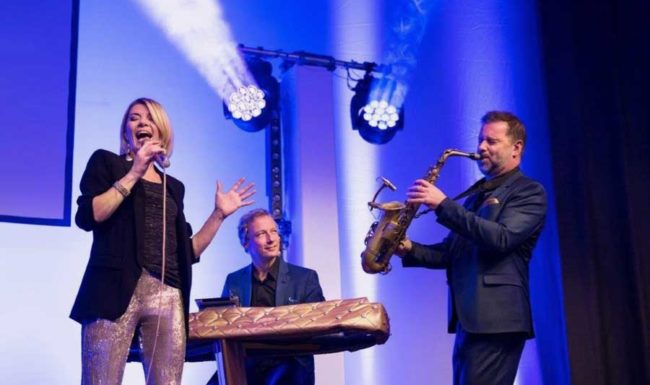 2lounge ist Ihr Trio für exklusive Firmenevents, Empfänge, Get Togther mit Livemusik und Hintergrundmusik im stilvolles Ambiente.